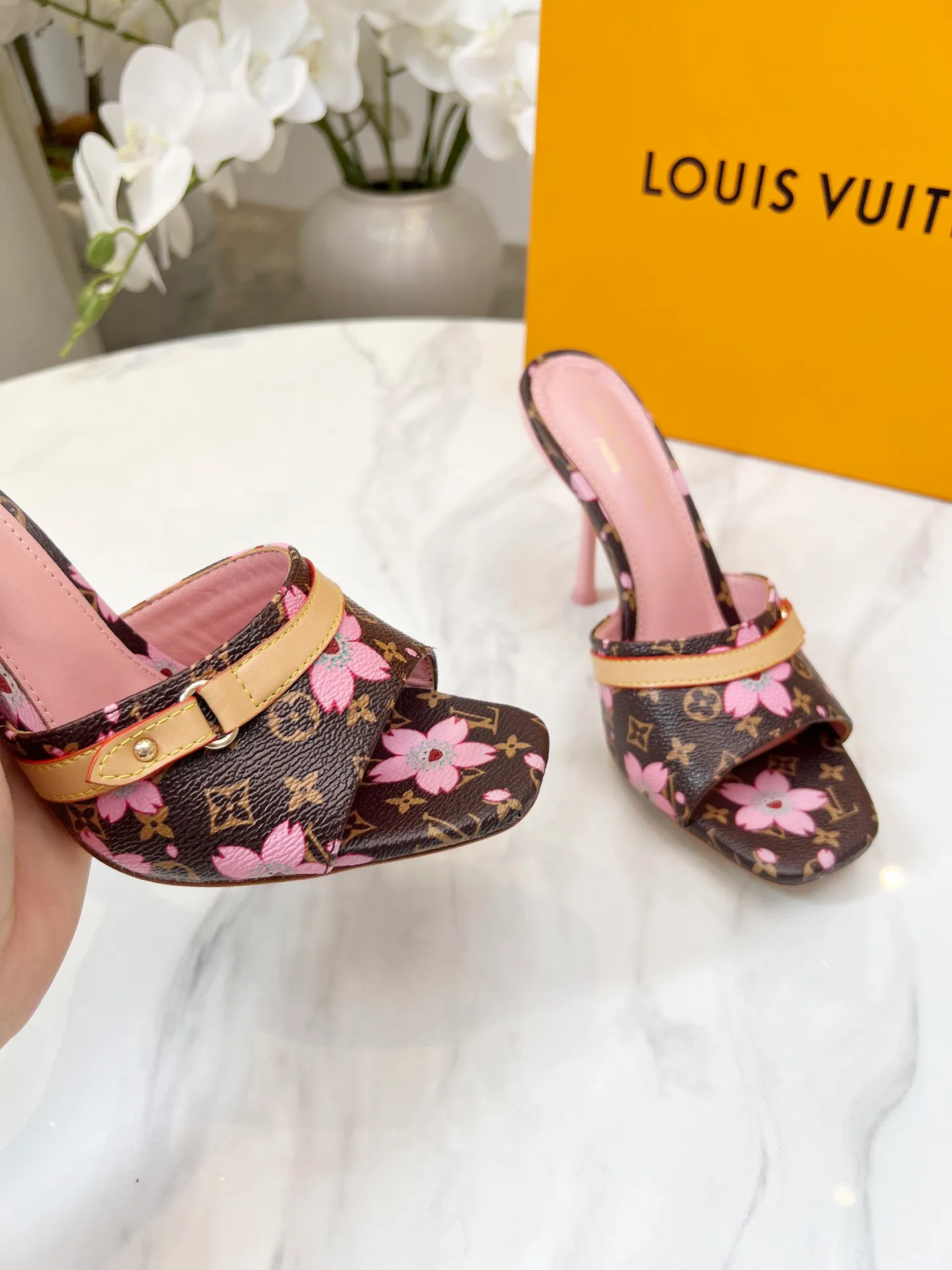 👟👟Ex-factory price 440👟👟 LV new denim kitten heel slippers 2025 summer must-have for goddesses, original replica, super comfortable on the feet. Show off the queen's temperament, the heel height is 9.5CM, which shows your temperament without being tiring. Leather outsole. Standard code: 35-42 (41 and 42 codes are customized, non-returnable and non-exchangeable)